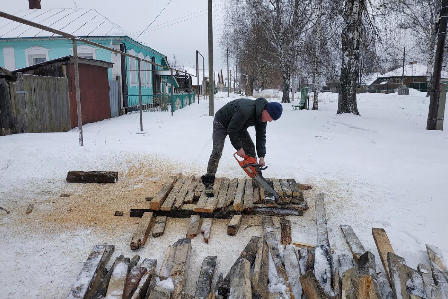 Доброхоты помогли семье инвалида-колясочника заготовить дрова для бани